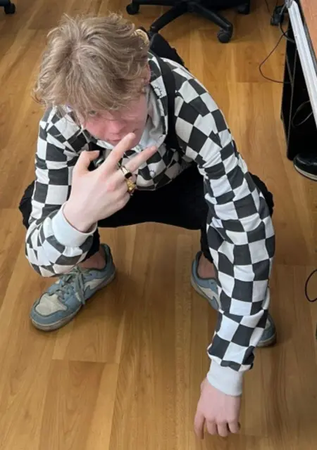 Я Егор, 22, из Корсакова, ищу знакомства без обязательств